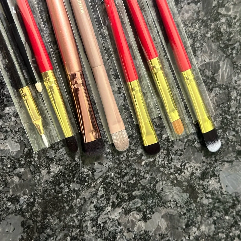 Set of Assorted High Qualitu Makeup Brushes for eyes